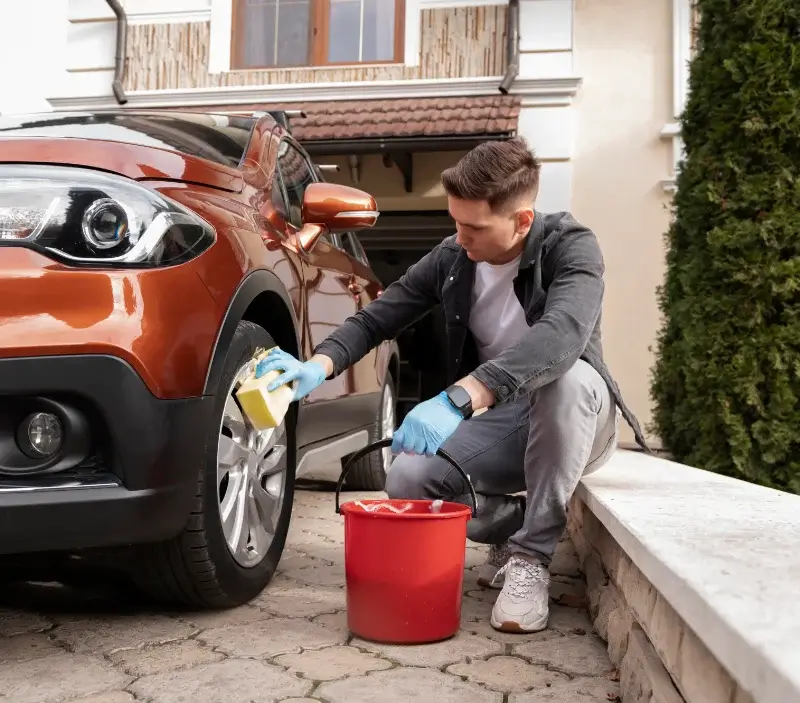 Lavage auto à domicile La Roche-sur-Yon : professionnel intervenant sur un véhicule